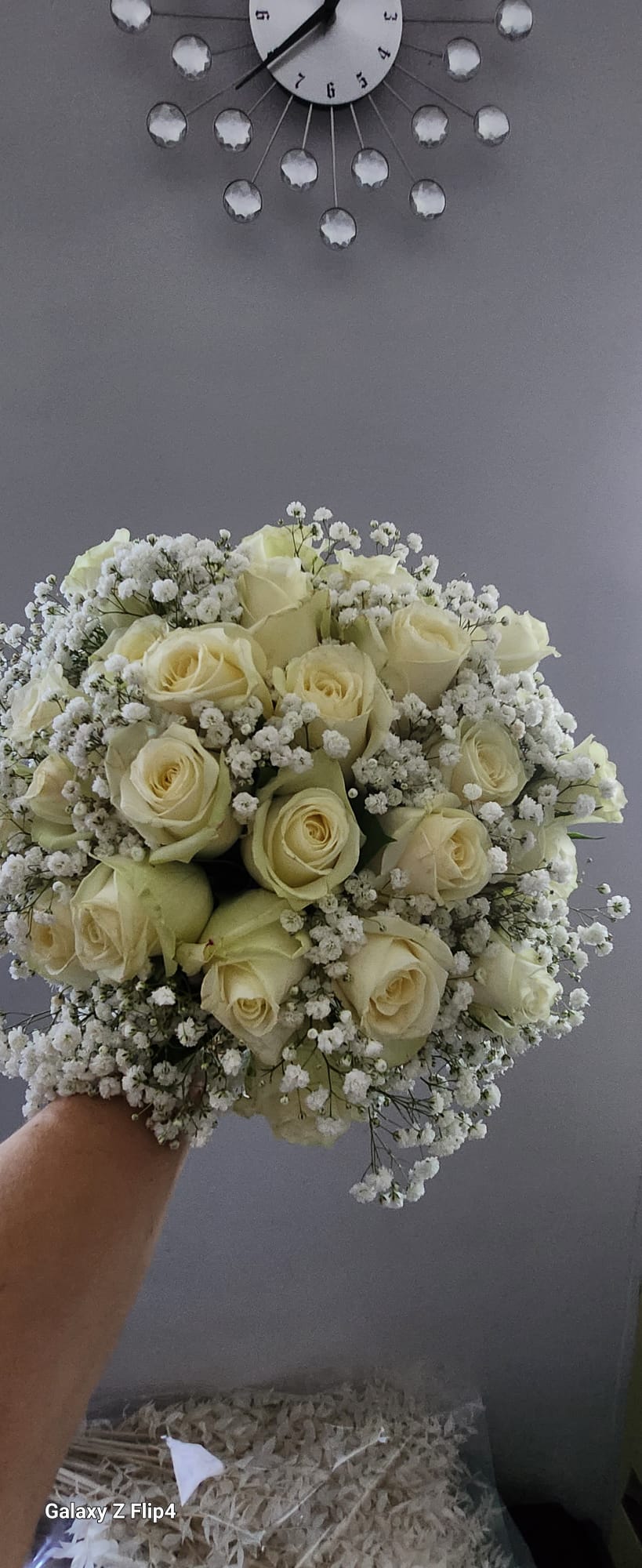 Bouquet rond ivoire aux roses et gypsophile